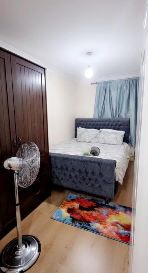 2 Bedroom Apartment - Greater London Dagenham Exterior photo